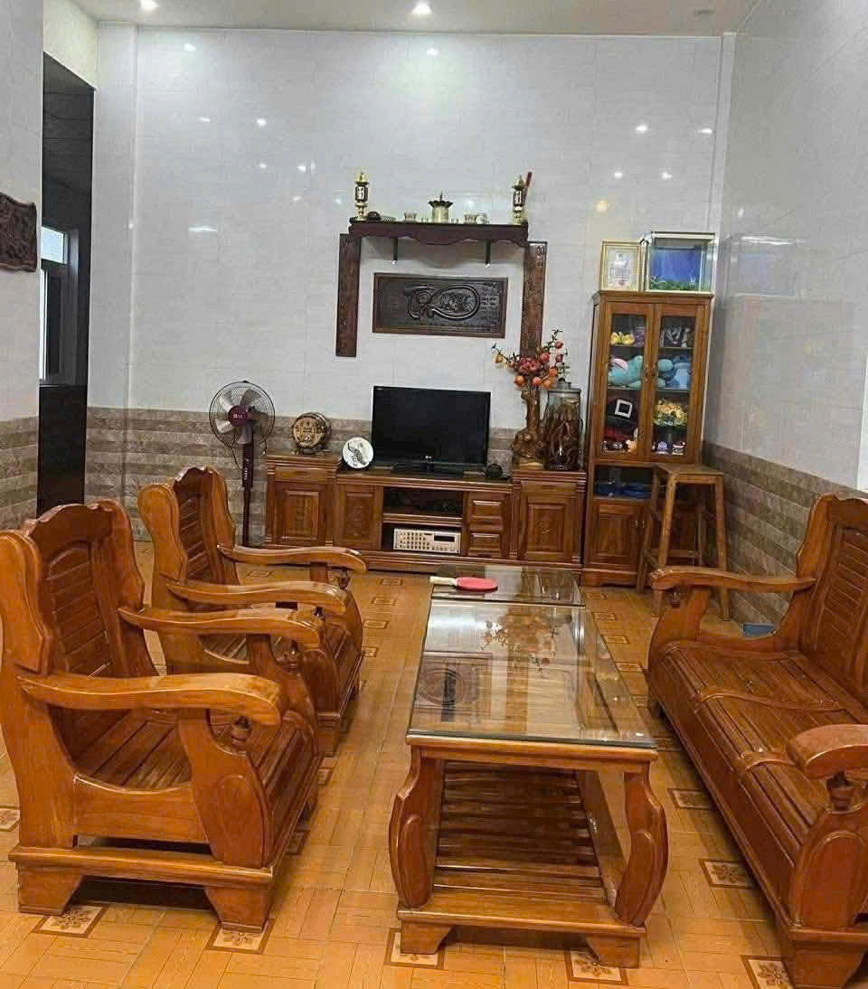 Nhà mặt tiền đường quốc lộ 1A  khu vực chuyên bán hàng Lào Thái ( gần trạm vé cũ ). 