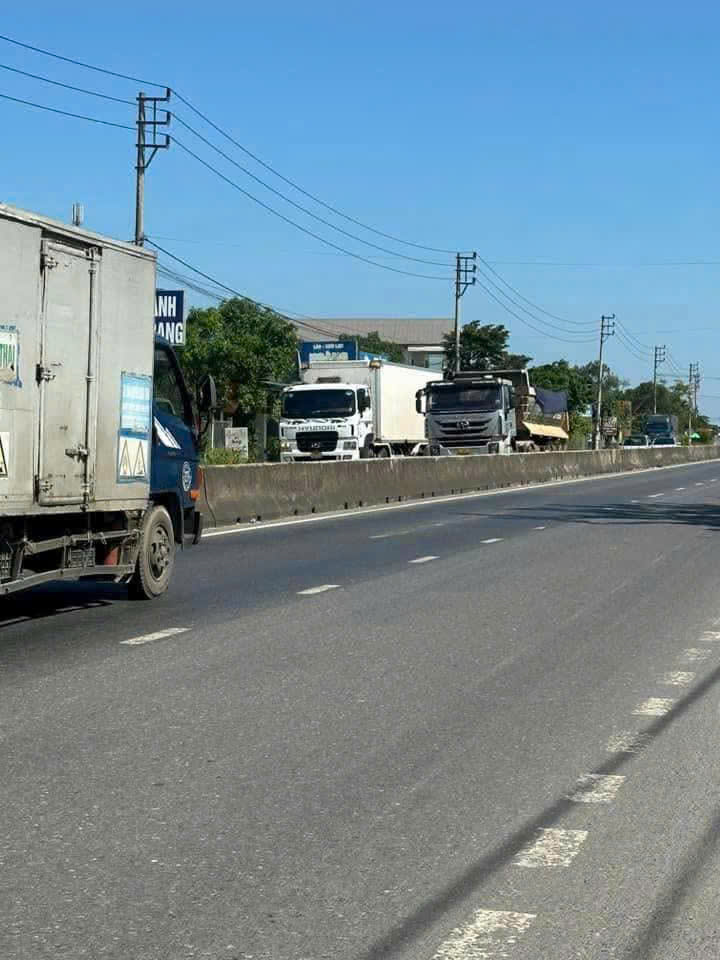 KẸT TIỀN BÁN MT QUỐC LỘ 1A, GẦN TRẠM VÉ CỦ. DIỆN TÍCH: 8X25M. LH: 0977.801.999