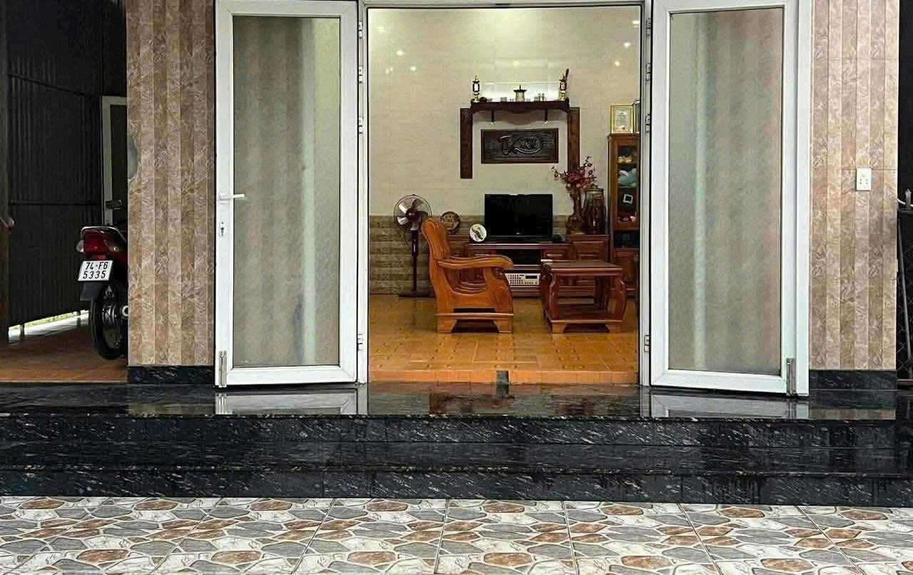 Nhà mặt tiền đường quốc lộ 1A  khu vực chuyên bán hàng Lào Thái ( gần trạm vé cũ ). 