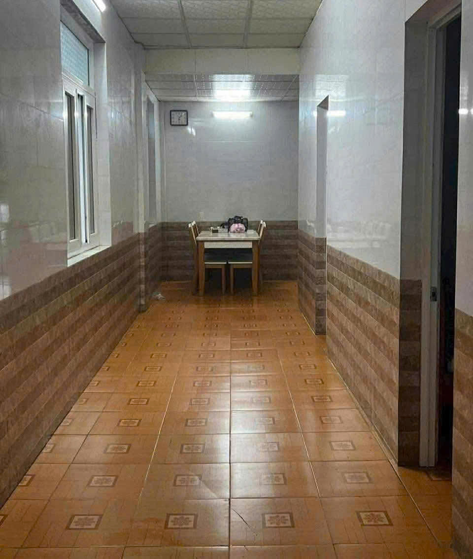 Nhà mặt tiền đường quốc lộ 1A  khu vực chuyên bán hàng Lào Thái ( gần trạm vé cũ ). 
