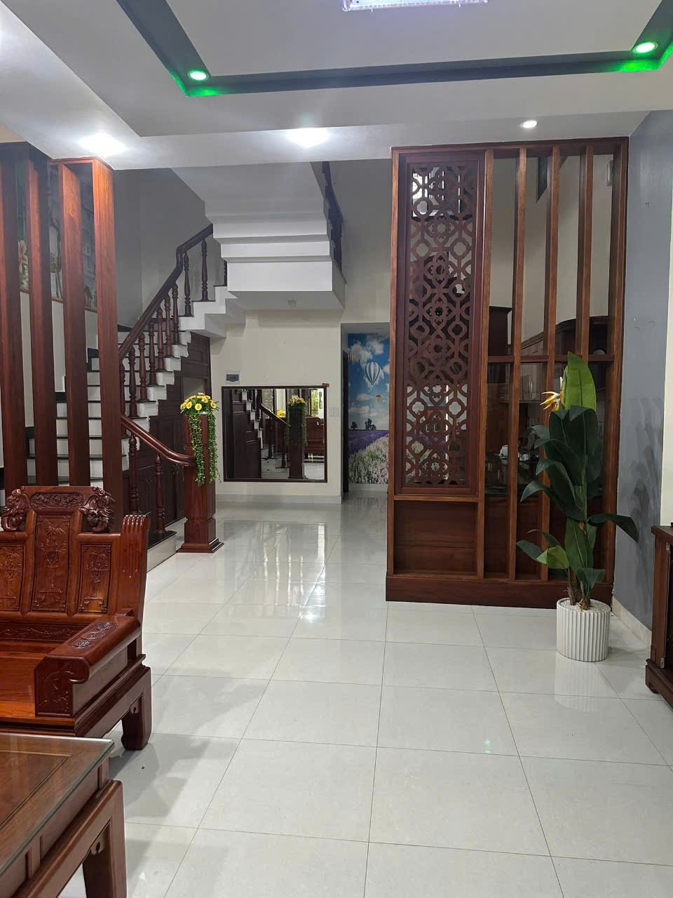 Chính chủ gửi bán căn nhà #3_TẦNG siêu đẹp mặt tiền đường nhựa nằm ngay trong khu #VINCOM TP Đông Hà