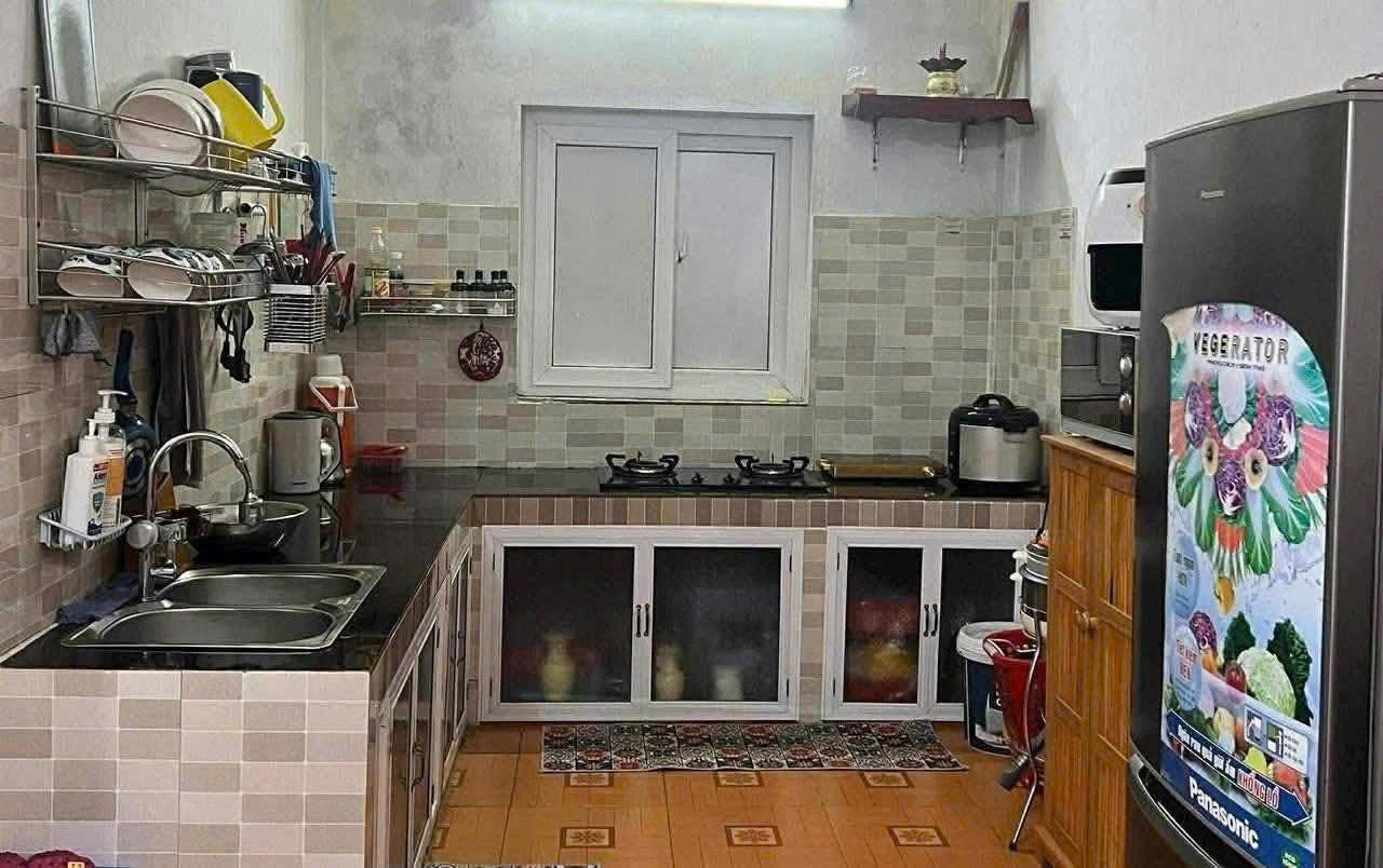 Nhà mặt tiền đường quốc lộ 1A  khu vực chuyên bán hàng Lào Thái ( gần trạm vé cũ ). 