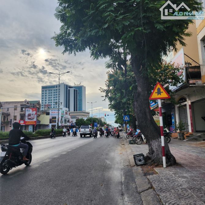 Bán nhà 2 tầng + đất kèm kho và cửa hàng - 552m2