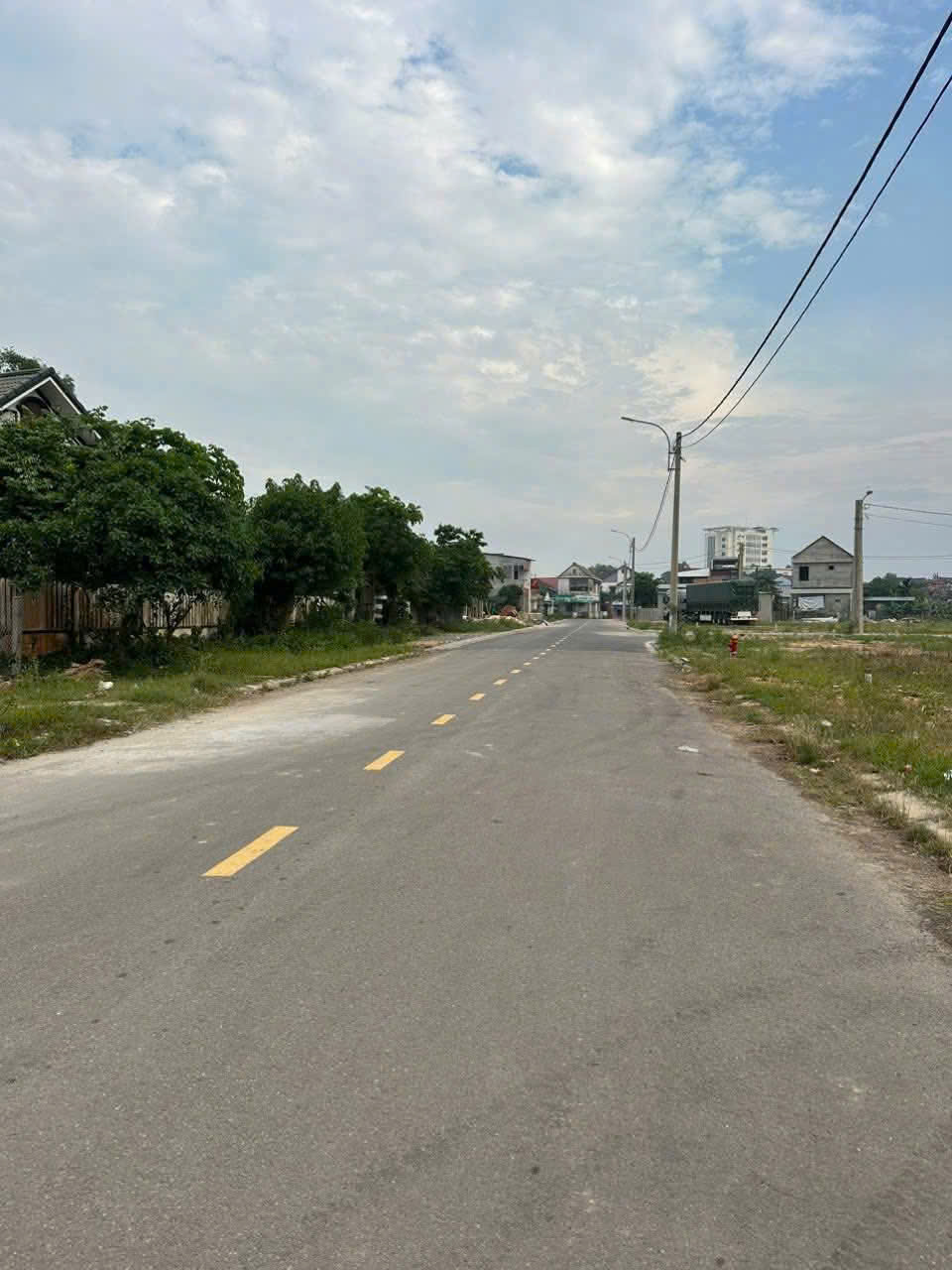 B-án đất góc 2 mặt tiền đường nhựa rộng 20 m và đường bên hông rộng 12 m Khu vực gần trường THCS Nguyễn Trãi, p1 Tp Đông Hà 