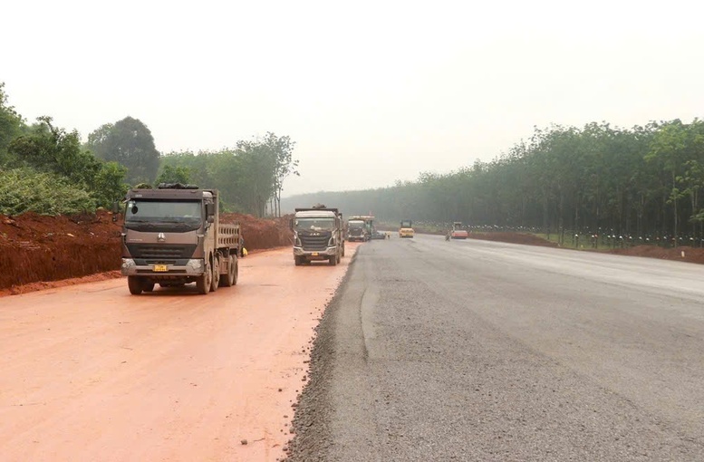 Gấp rút thi công tuyến chính cao tốc Vạn Ninh-Cam Lộ qua tỉnh Quảng Trị