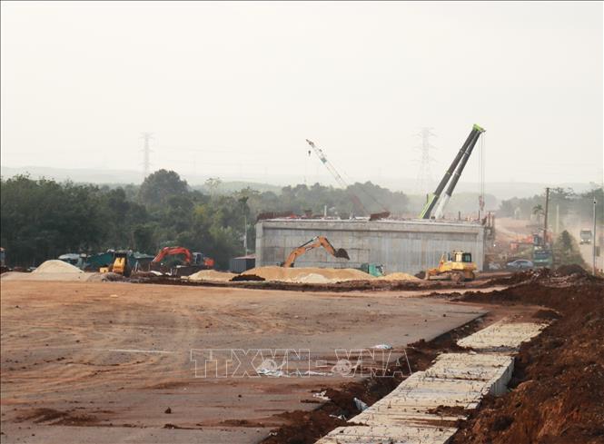Thi công 'nước rút' Dự án cao tốc Vạn Ninh - Cam Lộ qua Quảng Trị