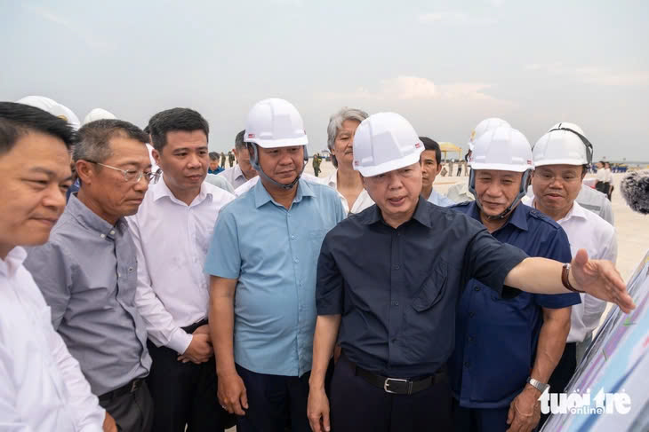 Phó thủ tướng khích lệ công nhân tại sân bay Quảng Trị, góp tay xây nên công trình lớn trong đại lễ
