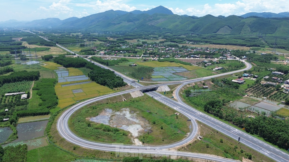 Tuyến cao tốc Cam Lộ - La Sơn giai đoạn 2 sắp mở rộng có gì đặc biệt?